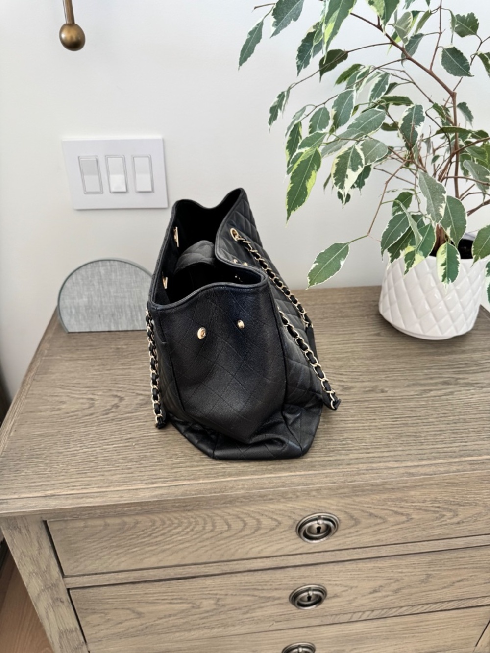 Classic Chanel GST in black quilted caviar leather with gold-tone hardware - Picture 2 of 5